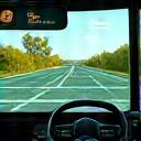 バスの運転席からの視点と運転支援システムの表示